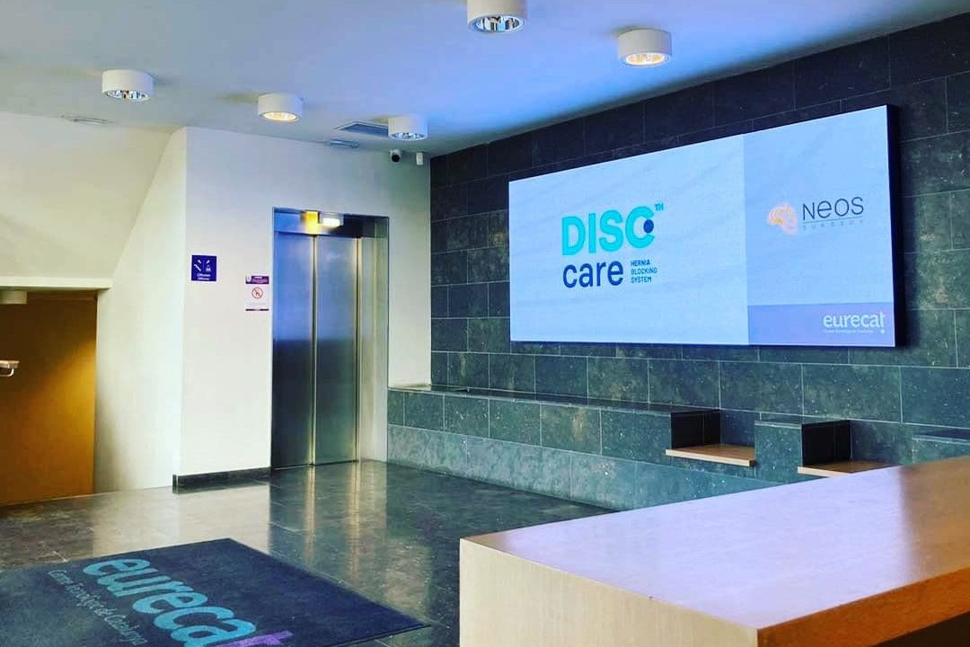 monitores profesionales de interior Sala de oficina con monitor LED profesional de interior