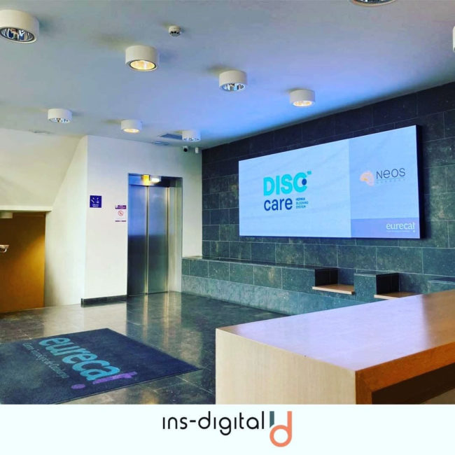 Sala de oficina con monitor LED profesional de interior