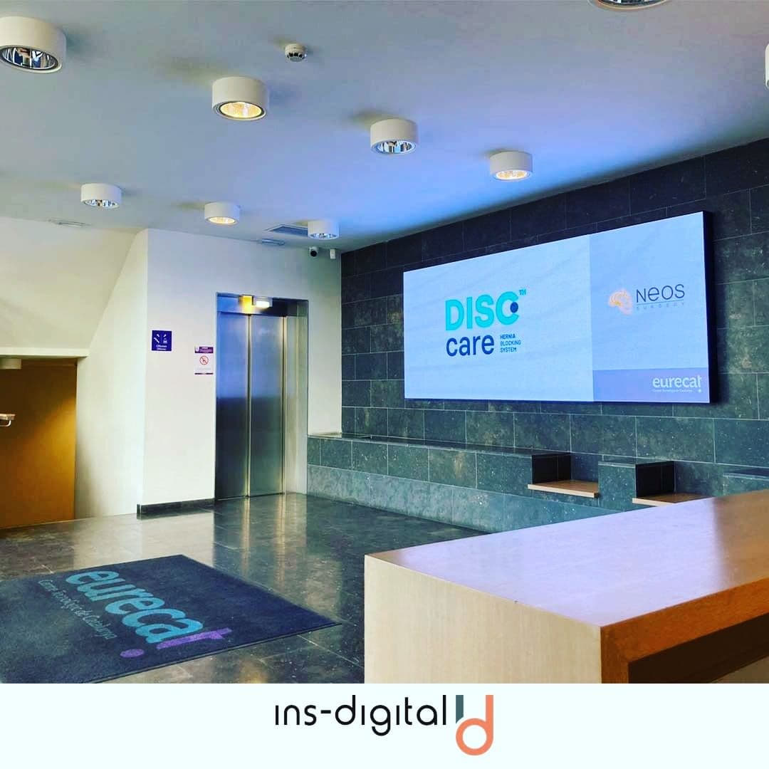 monitores profesionales de interior Sala de oficina con monitor LED profesional de interior