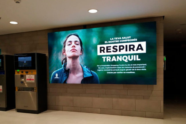 Sala en la que hay una pantalla LED con información