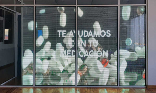 Cortina LED en la que se incluye información publicitaria