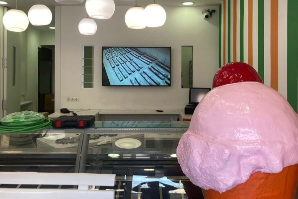 cartas digitales Carta digital localizada en el interior de una heladería