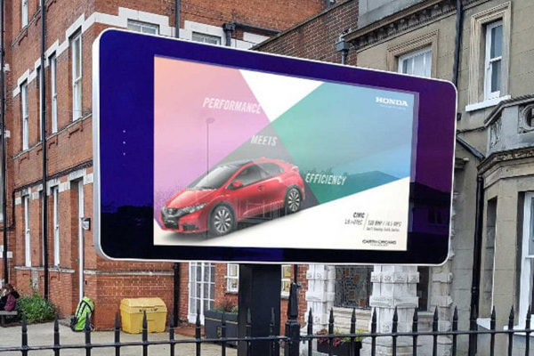 Monoposte LED en el que se muestra información acerca de un coche