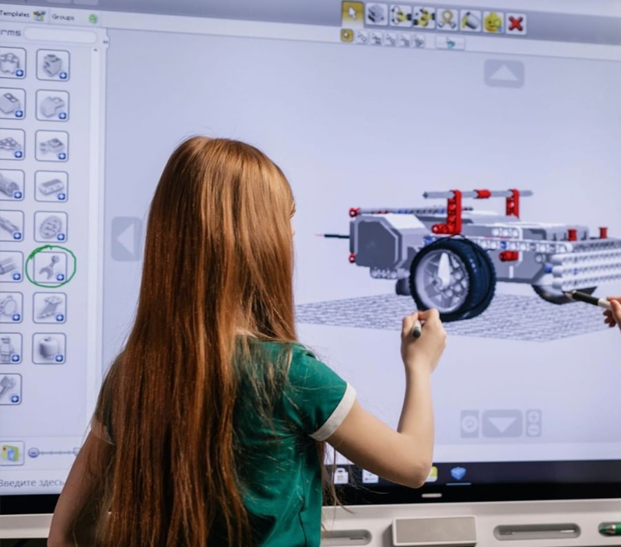 Niña utilizando una pantalla LED con el objetivo de aprovechar al máximo la experiencia interactiva en el evento en el que está..