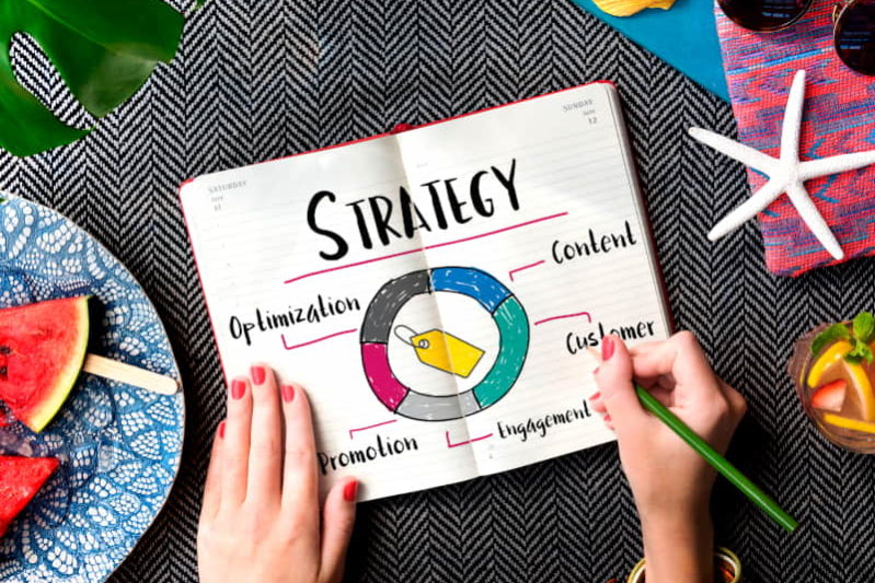 gestion de contenidos digitales Cuaderno en el que un usuario se encarga de la gestión de los contenidos digitales