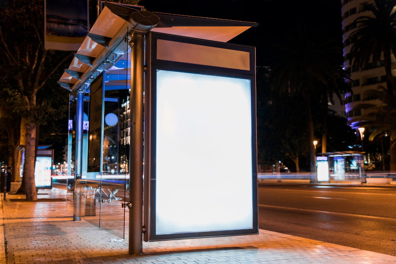 Parada de autobús por la noche