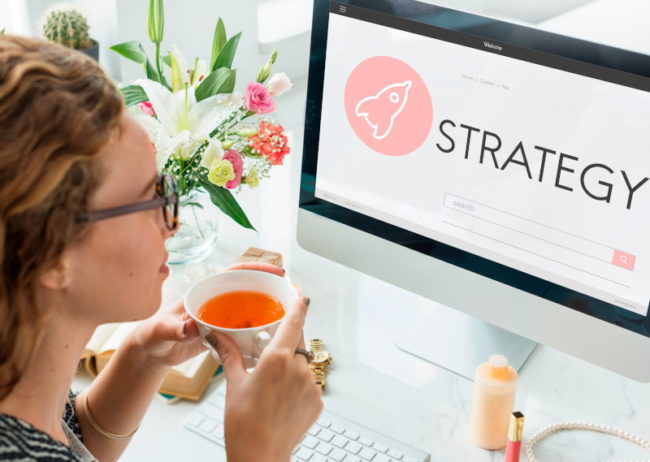 Mujer mirando la pantalla de un ordenador obteniendo información acerca de la estrategia de la Digital Signage