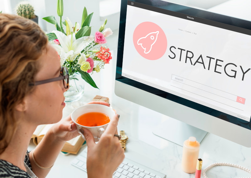 Mujer mirando la pantalla de un ordenador obteniendo información acerca de la estrategia de la Digital Signage