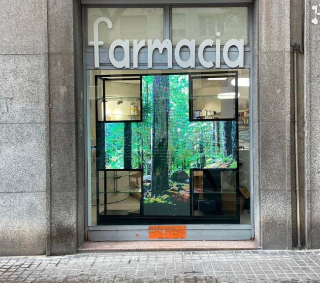 Rótulo para farmacia en la que se puede ver el exterior del local.