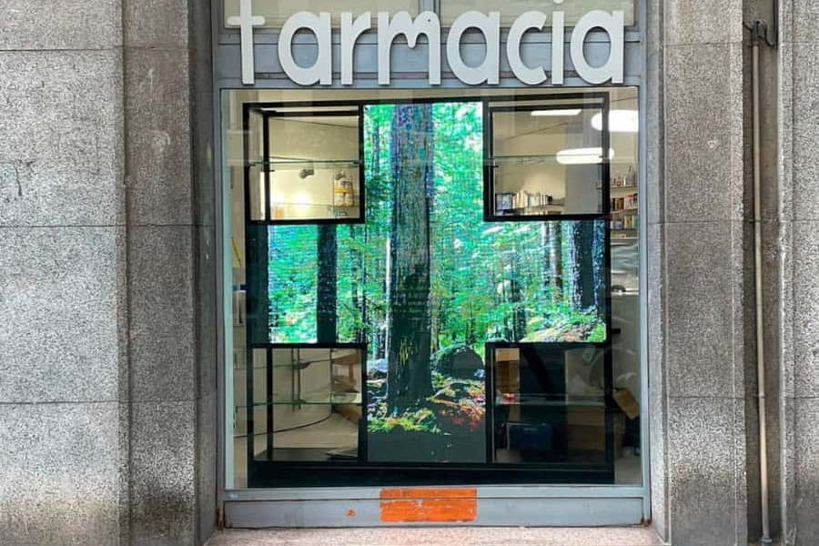 Rótulo para farmacia en la que se puede ver el exterior del local.