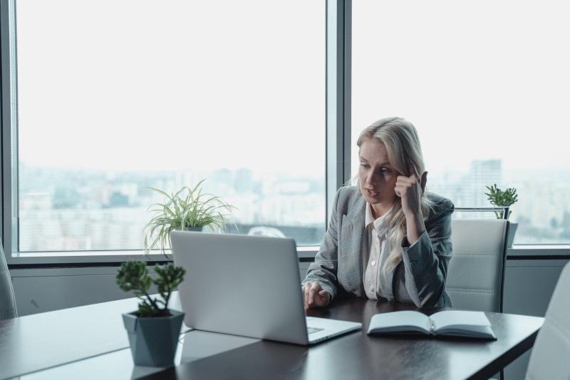 sistemas de videoconferencias para empresas Mujer utilizando un sistema de videoconferencia para empresas mientras mantiene una reunión laboral