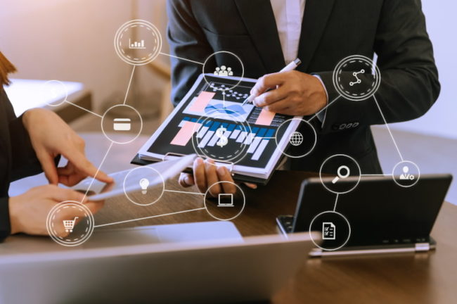 Hombre mostrando en una tablet los diferentes tipos de contenidos digitales que existen, así como las principales características que definen a cada uno de ellos