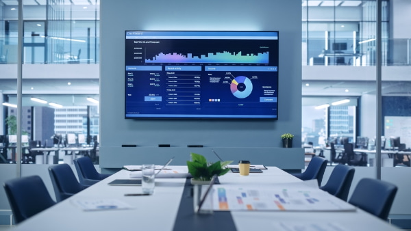 caracteristicas de un monitor Características de un monitor. Pantalla situada en una sala de reuniones perteneciente a una empresa.