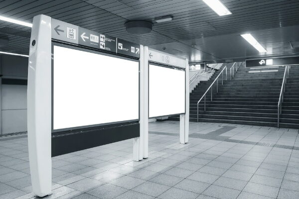 ¿Qué es la frecuencia de actualización de pantalla? Monitores situados en el interior de un espacio público para informar a las personas que transiten por él.