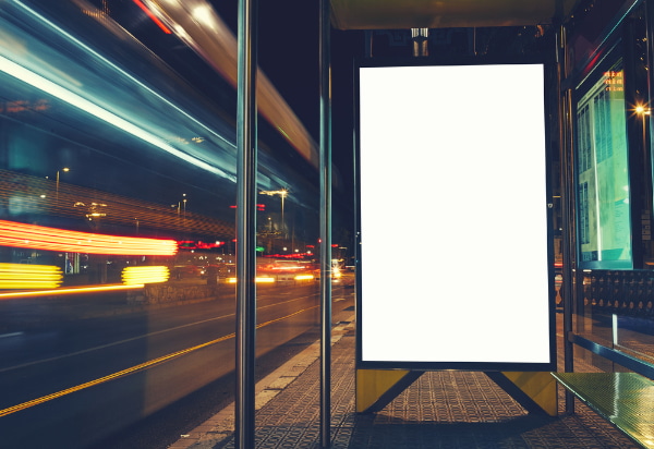 monitor LCD (lyquid crystal display) Monitor LCD Liquid Crystal Display) situado en la calle que se encuentra totalmente en blanco.