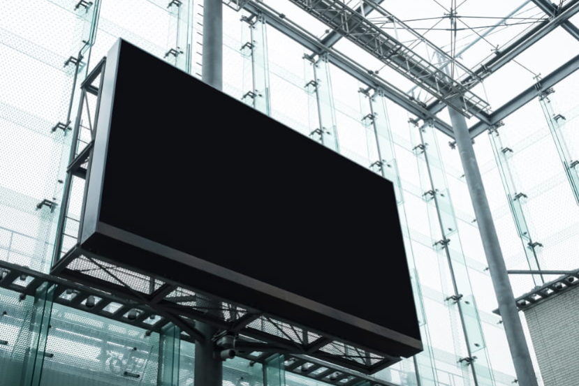 banderolas LED ventajas Banderola LED gigante ubicada en el interior de un centro comercial para ofrecer información a los clientes que se encuentren en él