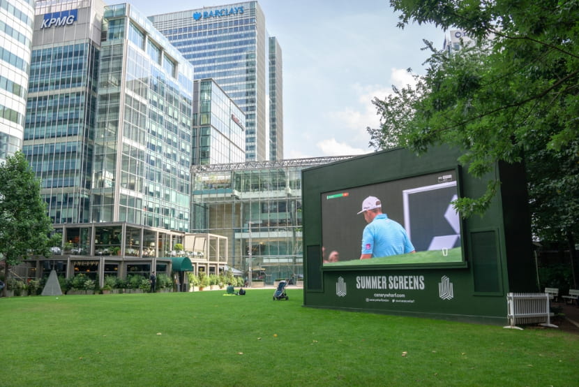 contenido dinámico Plaza en la que hay una pantalla digital mostrando contenido dinámico a todas las personas que en ella se encuentran