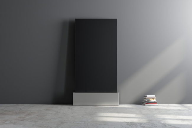 Un monitor vertical en el que se muestra información corporativa