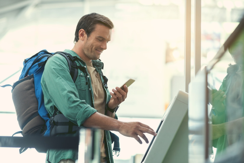 Hombre manejando un escaparate interactivo en una instalación.