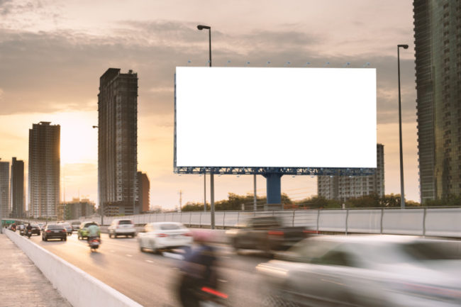Pantalla exterior perfectamente calibrada situada en una carretera para que los conductores puedan ver la información que contiene.