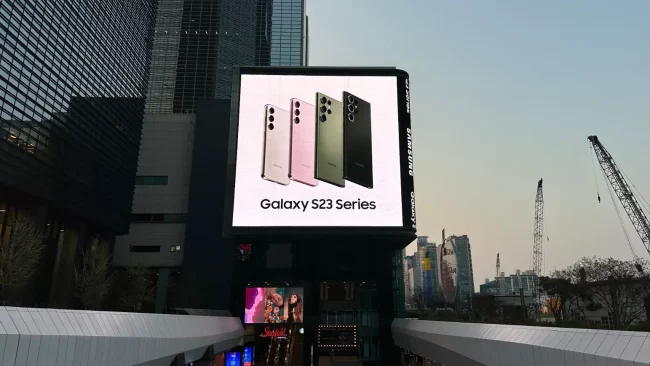 cartel-digital-publicitario Cartel digital en la calle con publicidad de Samsung