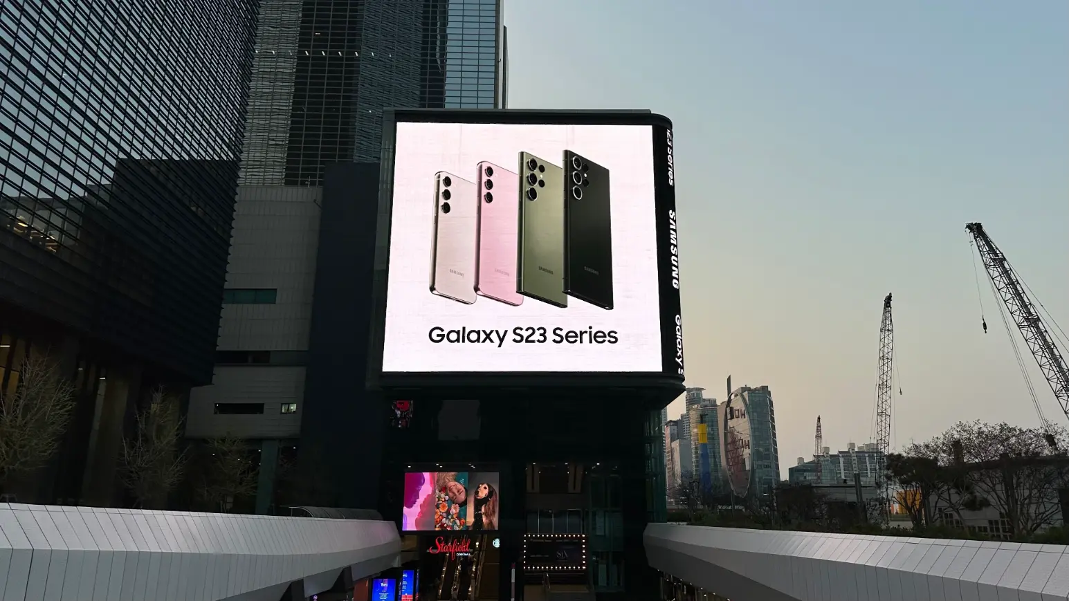 cartel-digital-publicitario Cartel digital en la calle con publicidad de Samsung