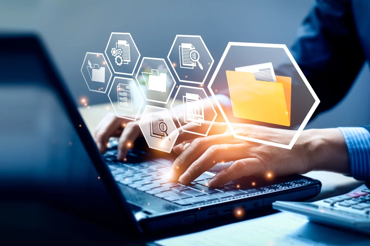 gestion-contenidos-digitales Persona en un ordenador trabajando en gestión de contenidos