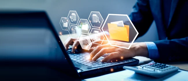 Persona en un ordenador trabajando en gestión de contenidos