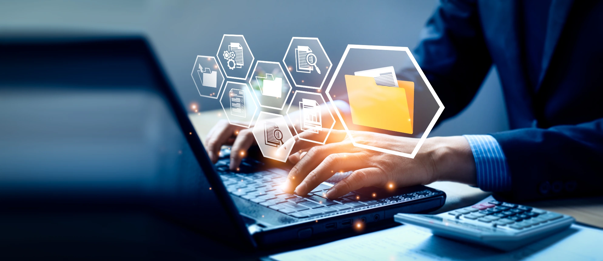 gestion-contenidos-digitales Persona en un ordenador trabajando en gestión de contenidos