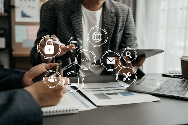 shutterstock_2320768661-2 ¿Qué son las pantallas perimétrales y qué ventajas tienen?