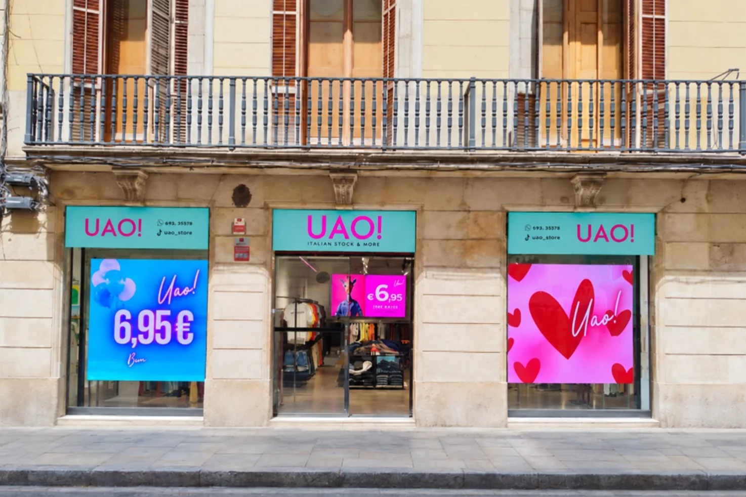 Fachada UAO! Born en Carrer de la Princesa, con dos pantallas LED en los escaparates y pantalla interior