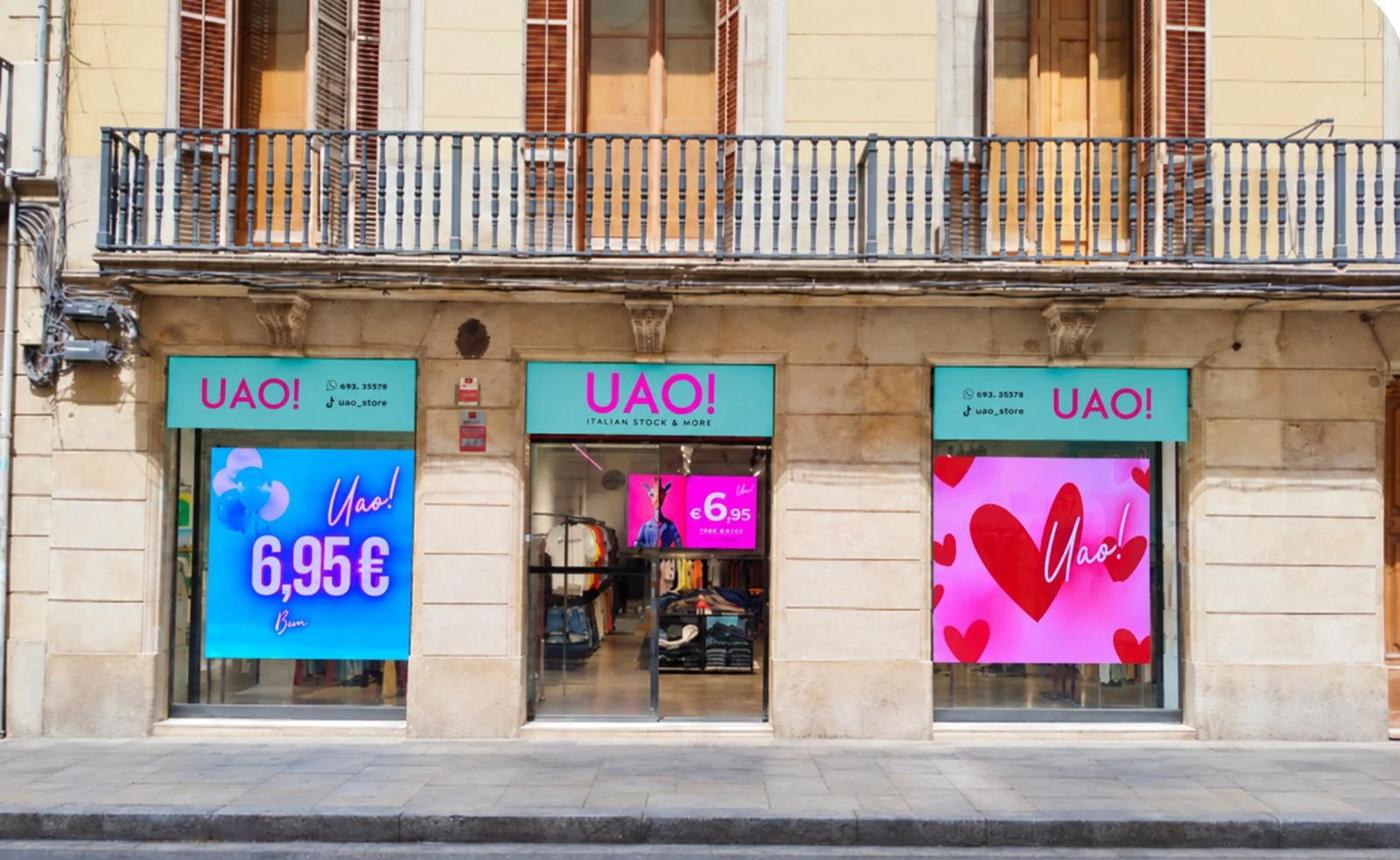 Fachada UAO! Born en Carrer de la Princesa, con dos pantallas LED en los escaparates y pantalla interior
