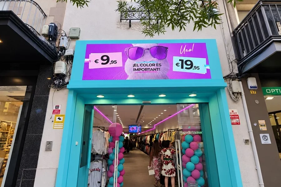 Pantalla LED de 3.000 × 1.000 mm integrada en la fachada de la tienda UAO! de Granollers
