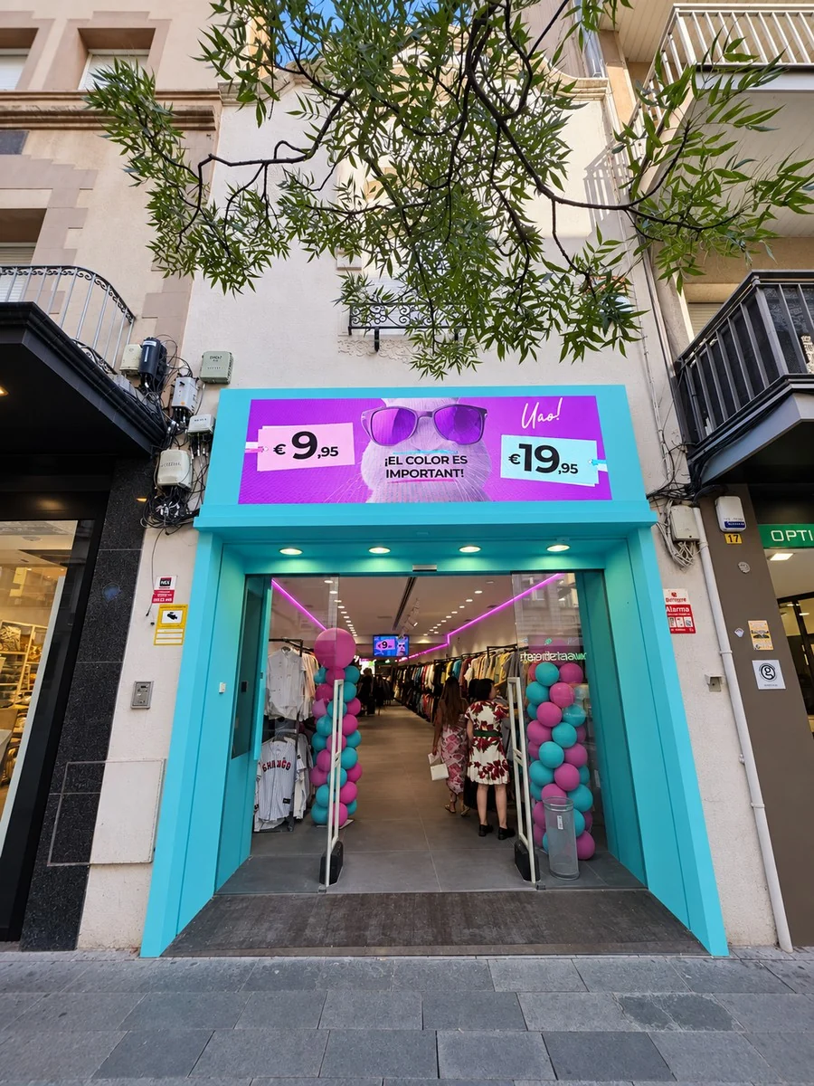 Pantalla LED de 3.000 × 1.000 mm integrada en la fachada de la tienda UAO! de Granollers