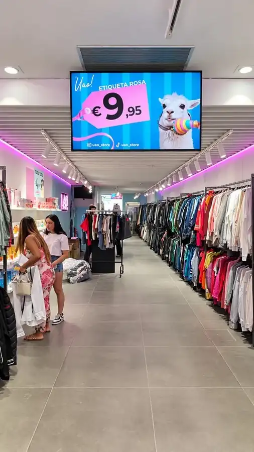 Pantalla de cartelería digital interior de UAO! Granollers