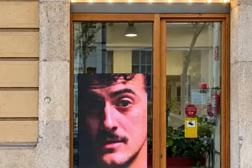 Pantalla LED de escaparate de 1.500 × 1.000 mm instalada por INSDIGITAL en El Timbal, Carrer de Roger de Flor 85, Barcelona