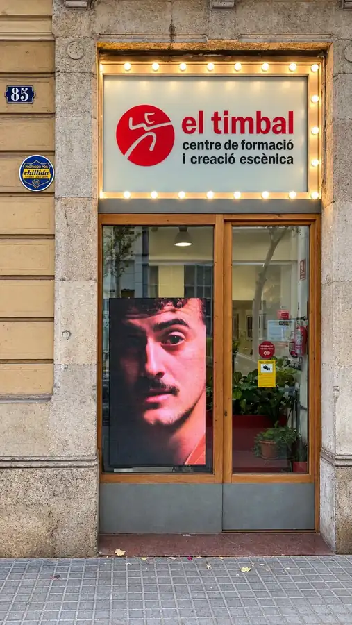 Pantalla LED de escaparate instalada por INSDIGITAL en El Timbal, en Carrer de Roger de Flor 85, Barcelona.