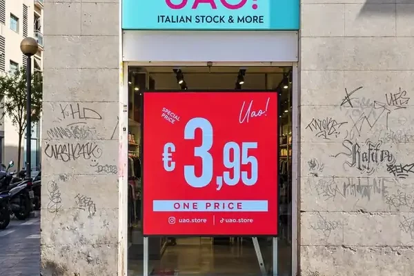 Pantalla LED de escaparate de 2.000 × 2.000 mm instalada por INSDIGITAL en la tienda UAO! de Carrer del Carme, en el Raval de Barcelona