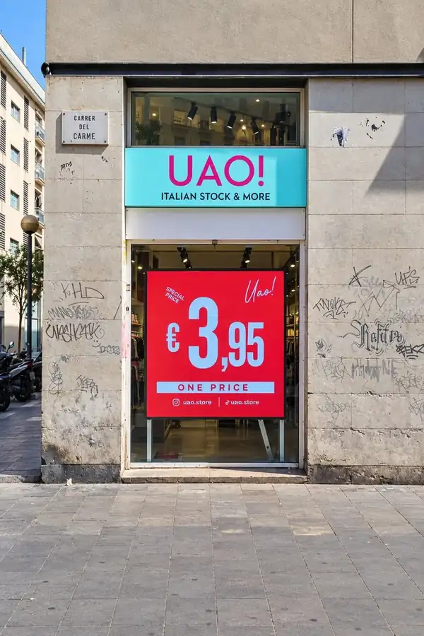 Pantalla LED de escaparate de 2.000 × 2.000 mm instalada por INSDIGITAL en la tienda UAO! de Carrer del Carme, en el Raval de Barcelona